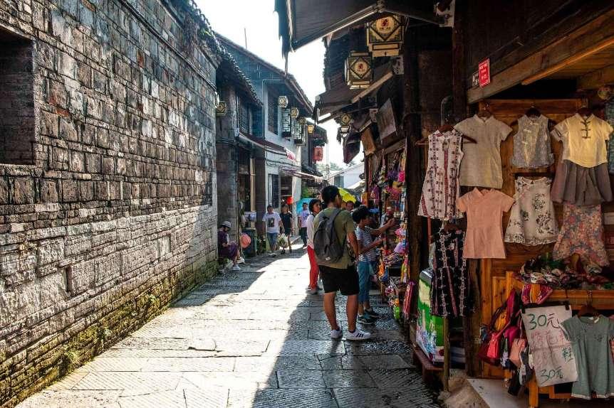 媒体人：两位国脚在征亚洲杯期间变自由球员，这倒是“活久见”